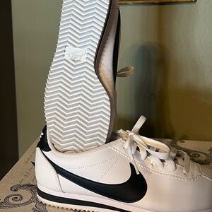Nike White and Black Sneakers